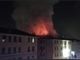 Incendio via Piacenza, concluse le operazioni di spegnimento. Attivata l’Unità di crisi locale e distribuiti pasti caldi
