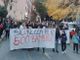 Scuola, 200 tra mamme e bambini manifestano a Certosa contro il degrado della Ludovico Ariosto, botta e risposta Piciocchi-Lodi
