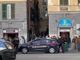 Via Pre', forze dell'ordine accerchiate da quaranta persone dopo l'arresto di un giovane pusher (Video)
