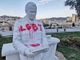 Imbrattata nuovamente la statua di Giorgio Parodi, co fondatore della Moto Guzzi (FOTO)