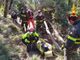 Ciclista ferito soccorso dai vigili del fuoco nel bosco di Vesima: era precipitato in un dirupo (FOTO)