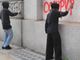 Deturpano con scritte e disegni effettuati con bombolette spray serrande, muri e pareti di proprietà pubbliche e private: tre denunciati