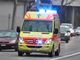 Non da la precedenza in bici e si scontra con un camion: dominicana in fin di vita all'ospedale