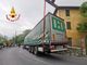 Camion si incastrano in una curva a Nava: Statale 28 liberata dai vigili del fuoco (foto e video)