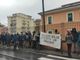 Imperia, processo Moussa Balde: manifestanti insultano gli imputati: &quot;Assassini, bastardi, avete ucciso un ragazzo...&quot; (foto e video)