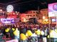 Festival di Sanremo 2023: giovani e meno giovani entusiasti per i concerti in piazza Colombo (Video)