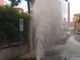 Imperia: ennesima rottura dell'acquedotto, geyser in via Foce (Foto)