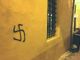 Svastica scarabocchiata su un muro in pieno centro di Finalmarina