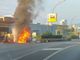 Savona, auto in fiamme vicino ad un distributore di benzina: vigili del fuoco mobilitati sul lungomare Matteotti (FOTO)
