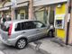 Paura a Borgio Verezzi, auto sfonda la vetrata dell'ufficio postale (FOTO)