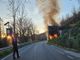 Incendio a Villanova, la statale 453 chiusa al traffico in entrambi i sensi di marcia