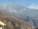 Varazze, incendio sotto controllo ad Alpicella: alta l'attenzione per il forte vento (FOTO)