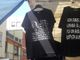 Maglie con il volto di Mussolini alla fiera di Santa Rita: la polizia locale le fa rimuovere