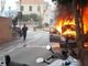 Borgio Verezzi, auto distrutta da un incendio: paura in via 25 Aprile (FOTO e VIDEO)