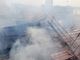 Sotto controllo l'incendio del tetto di via Bartoli a Savona: vigili del fuoco al lavoro per lo smassamento e la messa in sicurezza (FOTO E VIDEO)