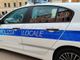 Spacciava spostandosi in auto con targhe contraffatte e senza patente: arrestato a Finale, dalla Polizia locale, un 30enne
