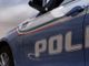Sferra un pugno sulla testa ad una donna, viene fermato e tenta di colpire di aggredire a testate un poliziotto: denunciato