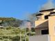 Finale, rogo sulle colline di Calvisio: in fiamme ulivi e orti (FOTO)