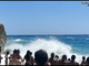 Finale, padre e figlio si tuffano in mare con la bandiera rossa ma il bimbo non riesce a tornare a riva: salvato da un bagnante e da un poliziotto (VIDEO)