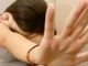 Le palpeggia il seno e le parti intime: padre savonese condannato a 9 anni e 8 mesi per violenza sessuale su minore