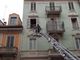 Vetro di una persiana cade dal terzo piano in via XXVIII Aprile a Cuneo, nessun ferito [FOTO E VIDEO]