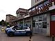 Sul punto di partorire in auto, viene scortata dalla Polizia a sirene spiegate fino all'ospedale di Cuneo