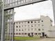 Alba, non rispetta divieto di avvicinarsi all’ex moglie: 45enne finisce in carcere ad Asti