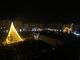 Traversata su un cavo di luce in piazza Galimberti a Cuneo: un funambolo accende il Natale in città [VIDEO]