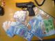 Coppia di Santa Vittoria d’Alba in manette per spaccio: in casa un etto di cocaina, 18mila euro e una pistola rubata ad Arezzo