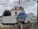 Savigliano, furgone rimane bloccato nel passaggio a livello. Il treno lo travolge [VIDEO]