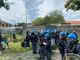 Saluzzo, tensioni alla manifestazione degli stagionali della frutta: la polizia carica i braccianti mentre tentano di fare breccia nella recinzione del PAS (VIDEO)