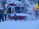 Cade in una zona impervia con lo snowboard: intervento dell'elicottero dei vigili del fuoco [VIDEO]