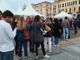 A Cuneo è &quot;marrone-mania&quot;, lunghe code per un cartoccio di mundaj [FOTO]