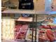 Solfiti per rendere più bella la salsiccia di Bra: si aggrava la posizione di tre macellai, ora ai domiciliari (VIDEO)