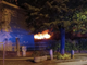 Fermato dai carabinieri con un accendino mentre la casa va a fuoco: arrestato con l'accusa di incendio doloso