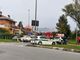 Grave incidente a Mondovì: furgone esce di strada alla rotonda del cimitero e precipita in una scarpata