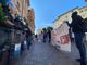 &quot;Casa per tutti, in strada nessuno&quot;, il corteo degli stagionali della frutta arriva sotto il municipio di Saluzzo