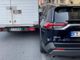 Luserna San Giovanni: furgone in manovra danneggia due auto in sosta