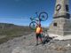 In mountain bike su un ghiacciaio per portare acqua pulita in Africa
