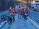 Babbi Natale in bici a Pomaretto e Pinasca per far sciare le persone disabili