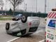 Due auto si scontrano a Pinerolo e una si ribalta nella rotonda