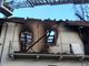 Un incendio divora il tetto di una cascina di Baudenasca