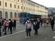 Troppa calca alla fermata del bus di Pinerolo: «Bisogna intervenire, prima che succeda qualcosa»