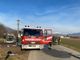 Si dà fuoco nella propria auto in periferia a Piscina