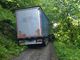 Torre Pellice: Camion carico di lastre di pietra, si impantana sulla strada per Pian Prà