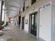 Insulti agli agenti e un pugno alla vetrata del comando di polizia locale di Torre Pellice