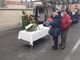 Vigone: dei fiori per ‘salutare’ il pescivendolo Guagliardo