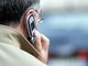 Usa troppo il cellulare per lavoro e gli viene un tumore: il tribunale dà ragione a un 65enne