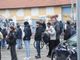 In coda, accampati e al freddo per un permesso. In Corso Verona poco è cambiato: “Si deve fare di più, l’autunno è lontano” [FOTO]