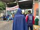 La pioggia si abbatte su via Traves: i migranti si rifugiano in tende su brandine
